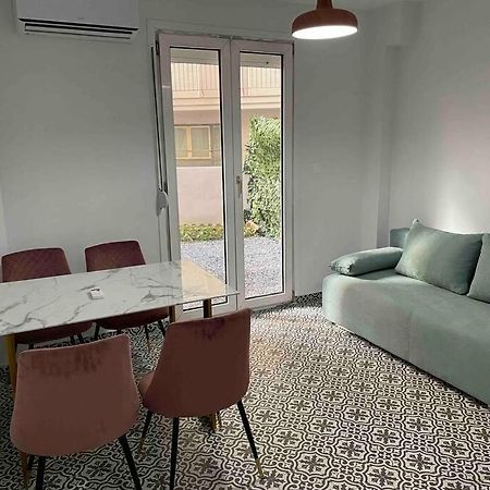 Family Apartment With Private Yard Next To Agios Dimitrios Church Tesalonika Bagian luar foto