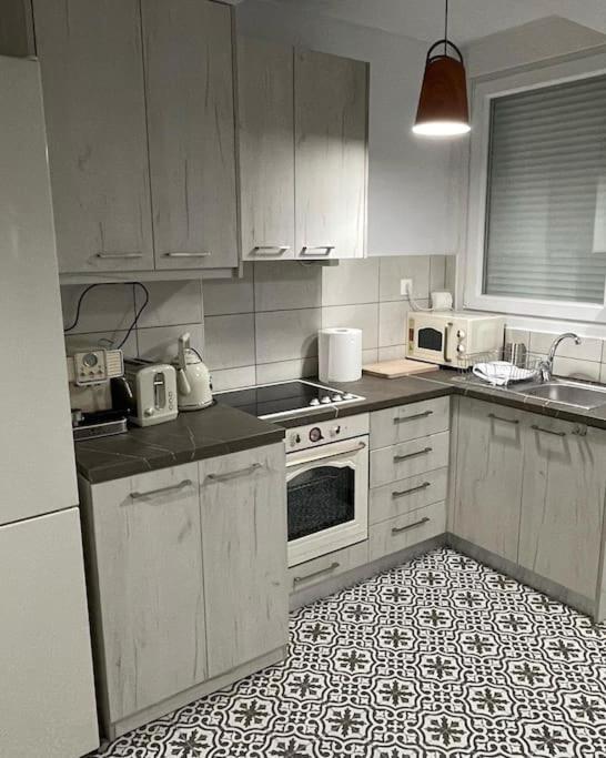 Family Apartment With Private Yard Next To Agios Dimitrios Church Tesalonika Bagian luar foto
