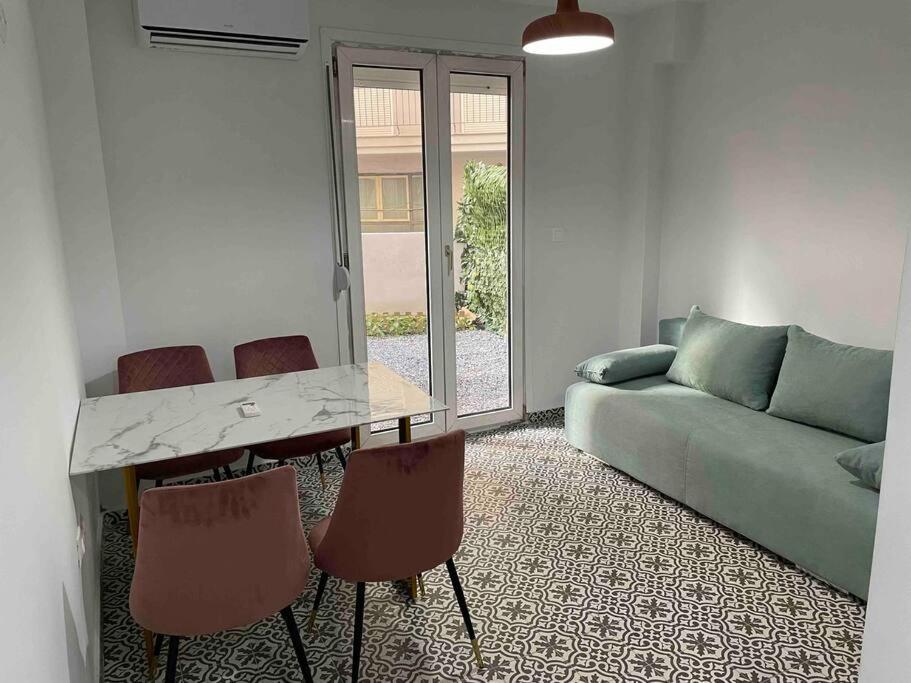 Family Apartment With Private Yard Next To Agios Dimitrios Church Tesalonika Bagian luar foto