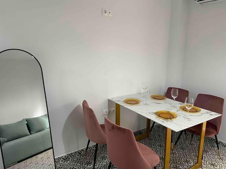 Family Apartment With Private Yard Next To Agios Dimitrios Church Tesalonika Bagian luar foto