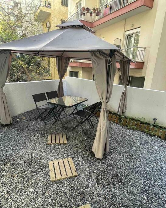 Family Apartment With Private Yard Next To Agios Dimitrios Church Tesalonika Bagian luar foto