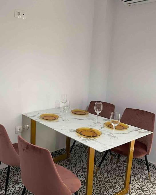 Family Apartment With Private Yard Next To Agios Dimitrios Church Tesalonika Bagian luar foto